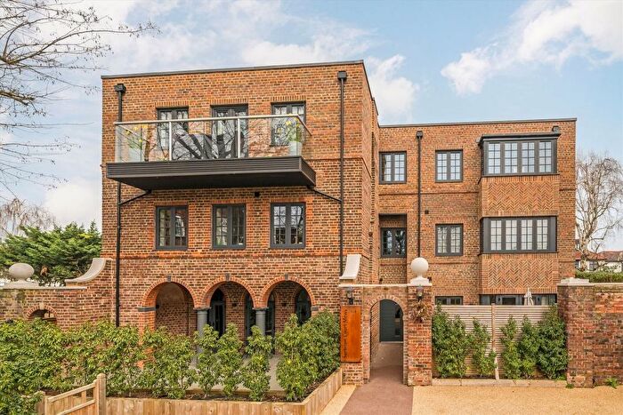 3 Bedroom Flat For Sale In St. Andrew's Square, Surbiton, KT6