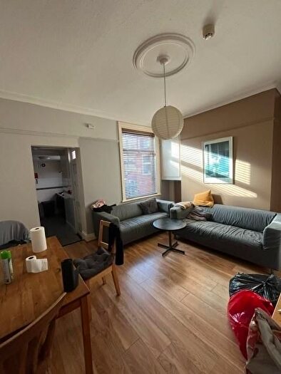 5 Bedroom Semi-Detached House To Rent In Hessle View, Leeds, LS6