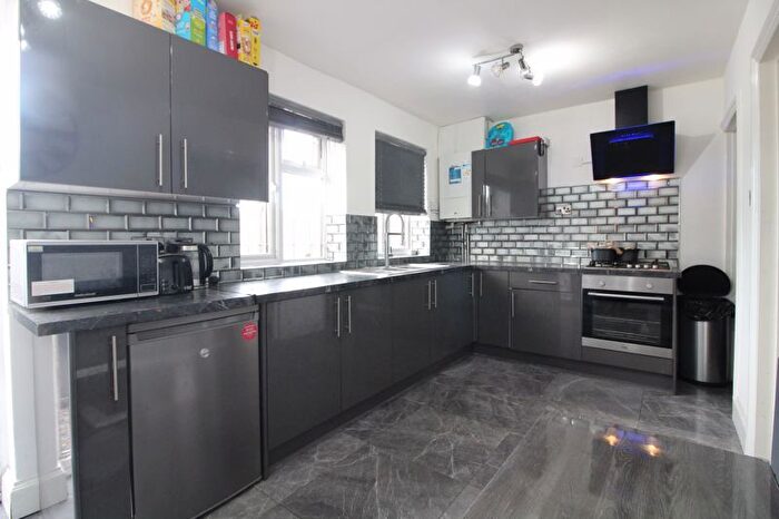 3 Bedroom Terraced House For Sale In Solway Road South, Luton, LU3