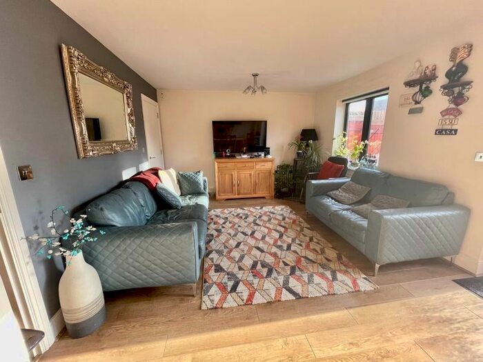 4 Bedroom Semi-Detached House To Rent In Lawrence Grove, Uxbridge, UB10