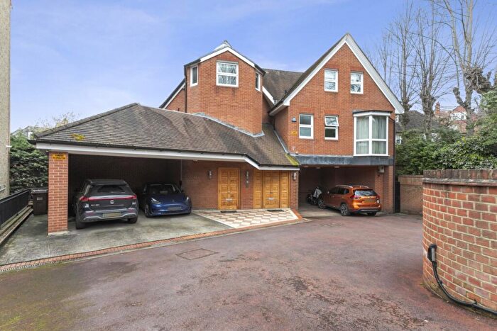 3 Bedroom Apartment To Rent In Netherhall Gardens Hampstead, NW3