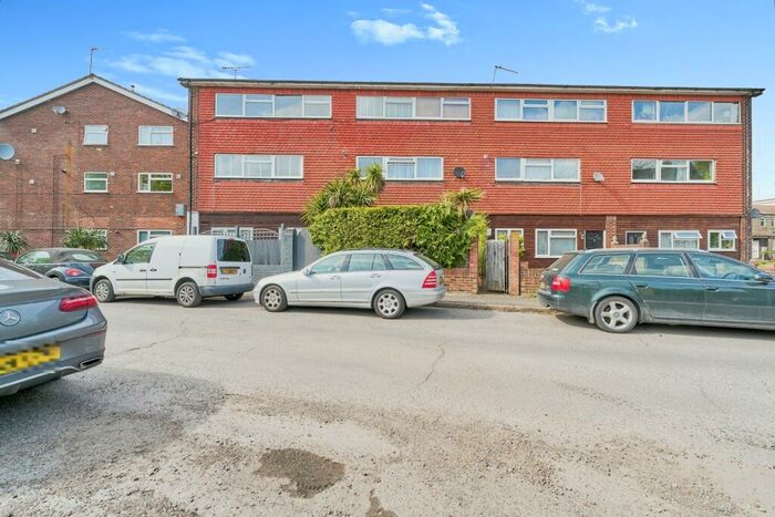 1 Bedroom Apartment To Rent In Addlestone, KT15