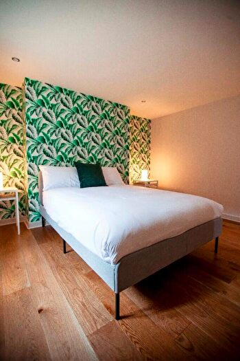 5 Bedroom House To Rent In Park Grove, Manchester, M19
