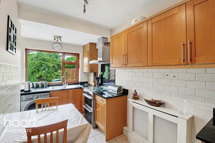 3 Bedroom End Of Terrace House For Sale In Hedge Lane, London, N13