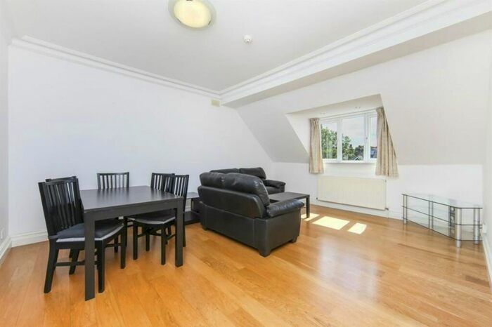 3 Bedroom Flat To Rent In Warwick Road, Ealing, London, W5