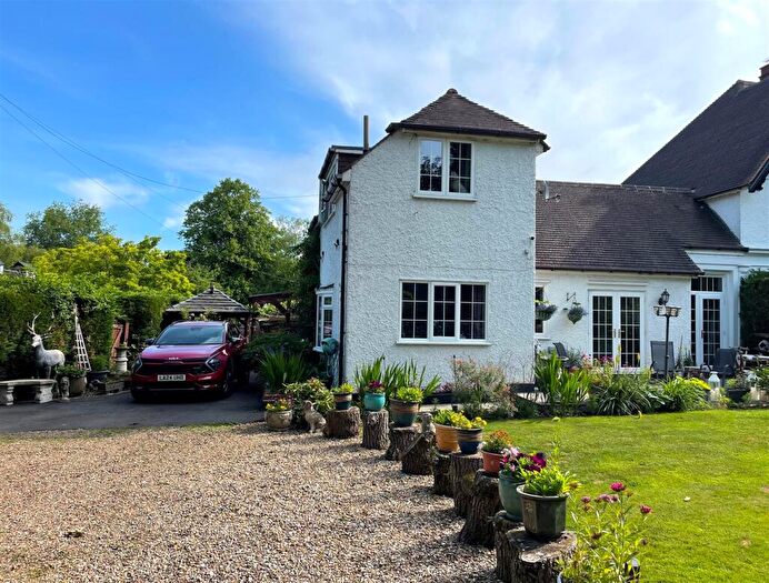 3 Bedroom Semi-Detached House For Sale In Lower Kingswood, Tadworth, Surrey, KT20