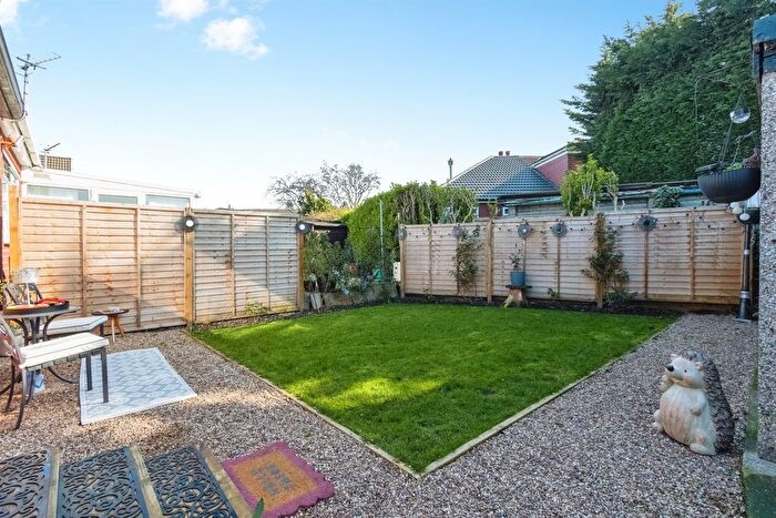 2 Bedroom Semi-Detached Bungalow For Sale In Field End Crescent, Leeds, LS15