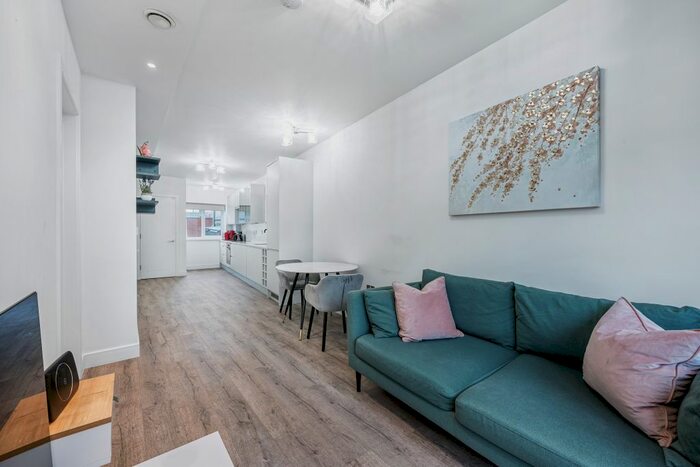 2 Bedroom Flat To Rent In Perryn Road, London, W3