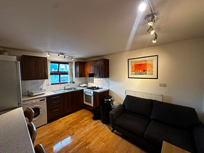 3 Bedroom Flat To Rent In Belle Vue Road, Hyde Park, Leeds, LS3