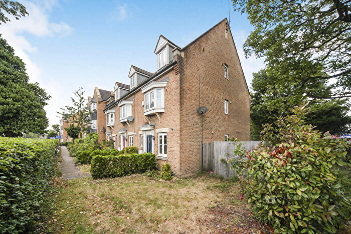 3 Bedroom Terraced House To Rent In Luton Road, Dunstable, Bedfordshire, LU5