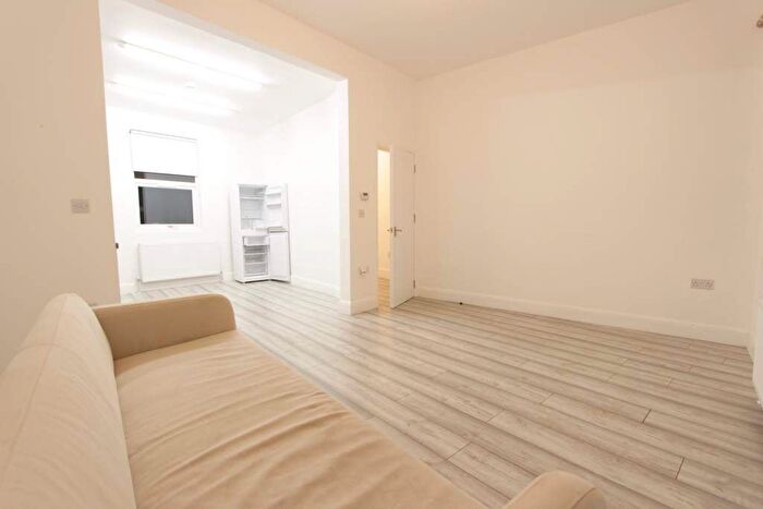 2 Bedroom Flat To Rent In Barrett's Grove, London, N16
