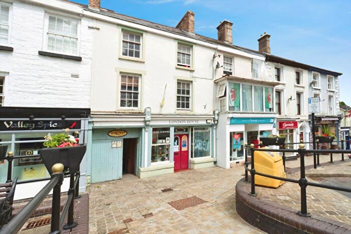 3 Bedroom Flat For Sale In The Square, Corwen, Clwyd, LL21