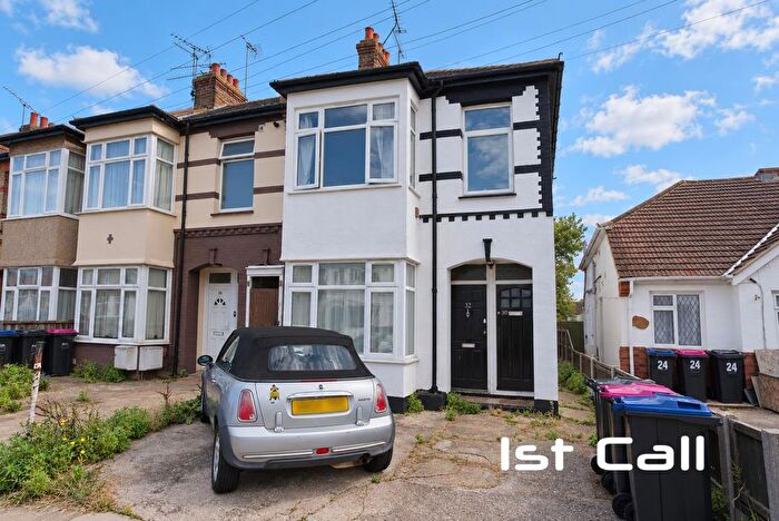 2 Bedroom Flat For Sale In Seaforth Avenue, Southend-On-Sea, SS2
