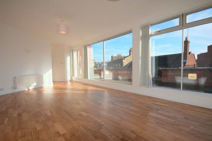 3 Bedroom Flat To Rent In Queen Annes Court, Peascod Street, Windsor, SL4