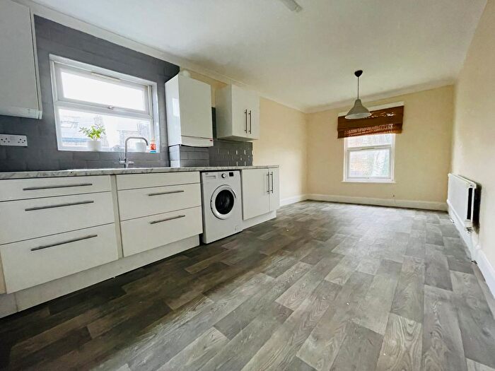 4 Bedroom Flat To Rent In Bulwer Road, Leytonstone, E11
