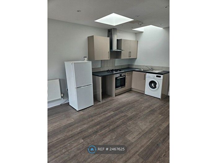 1 Bedroom Flat To Rent In High Street, Aylesbury, HP20