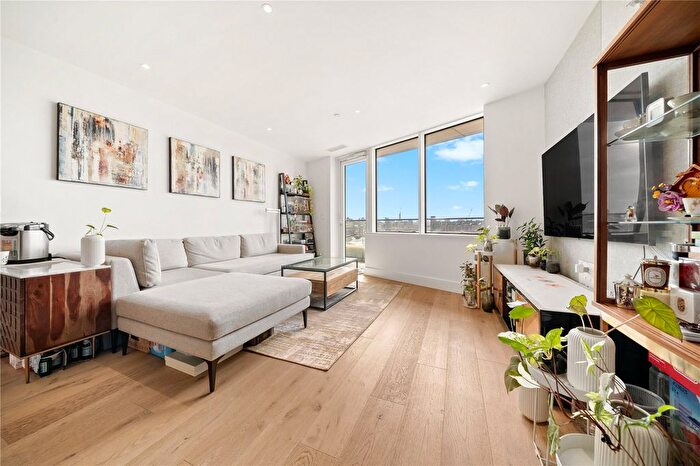 3 Bedroom Flat For Sale In Lombard Road, London, SW11