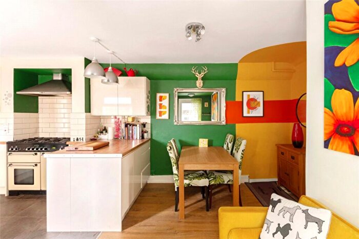 1 Bedroom Apartment For Sale In Kathleen Road, Battersea, SW11