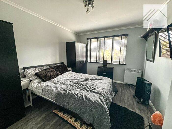 2 Bedroom Apartment To Rent In Flat, Oakwood Court, Arterial Road, Leigh-on-Sea, SS9