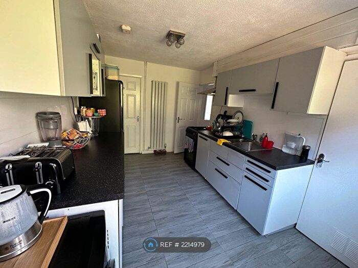 3 Bedroom Semi-Detached House To Rent In Hitchin Road, Luton, LU2