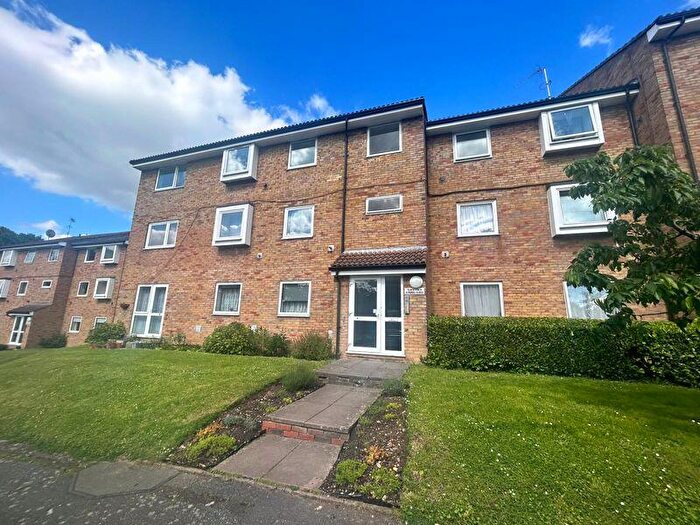 2 Bedroom Flat To Rent In Parrs Close, South Croydon, CR2