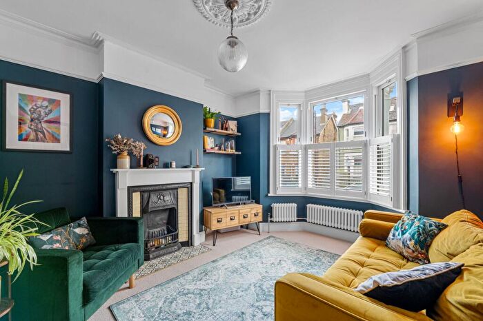 3 Bedroom Semi-Detached House For Sale In Broomhall Road, South Croydon, CR2