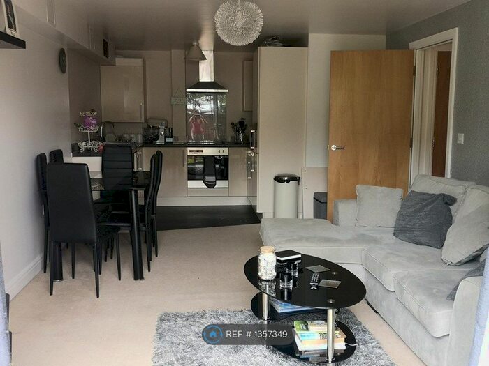 2 Bedroom Flat To Rent In Oakdale Road, Poole, BH15