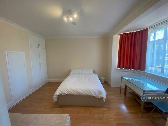 Studio To Rent In Tanfield Avenue, London, NW2