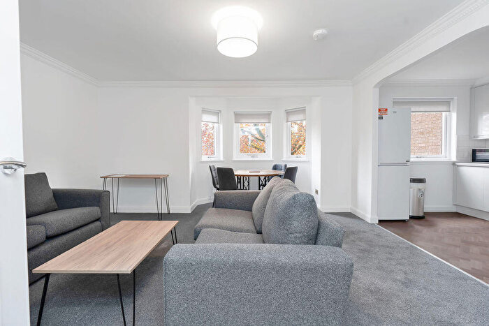 3 Bedroom Flat To Rent In L Murrayfield Road, Edinburgh, EH12