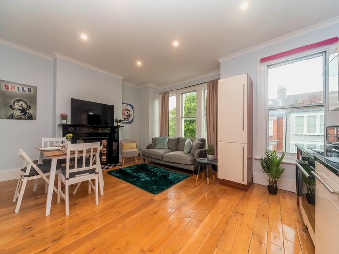 2 Bedroom Flat To Rent In Flat B, Edgeley Road, London, SW4