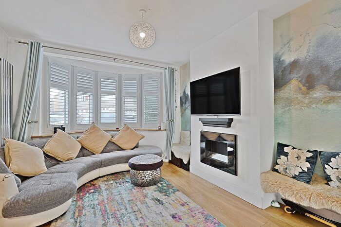 4 Bedroom Terraced House To Rent In Parkway, Woodford Green, IG8