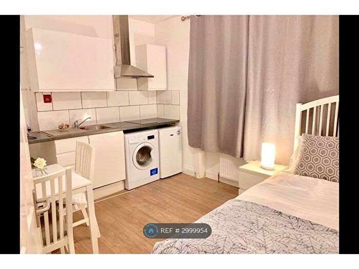 Studio To Rent In London, London, N11
