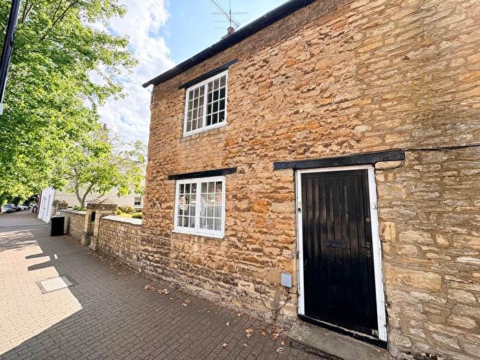 2 Bedroom Cottage To Rent In High Street, Olney, MK46