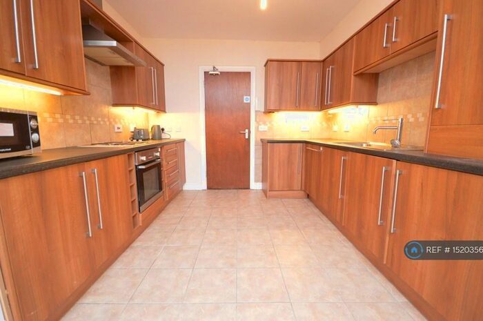 2 Bedroom Flat To Rent In Bryn Y Mor Crescent, Swansea, SA1