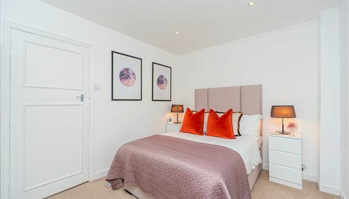 2 Bedroom Flat To Rent In Hill Street, London, W1J