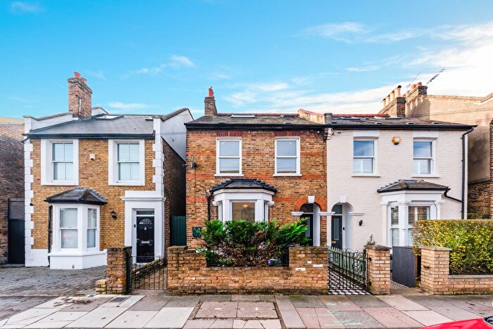 2 Bedroom Flat To Rent In Russell Road, Wimbledon, London, SW19