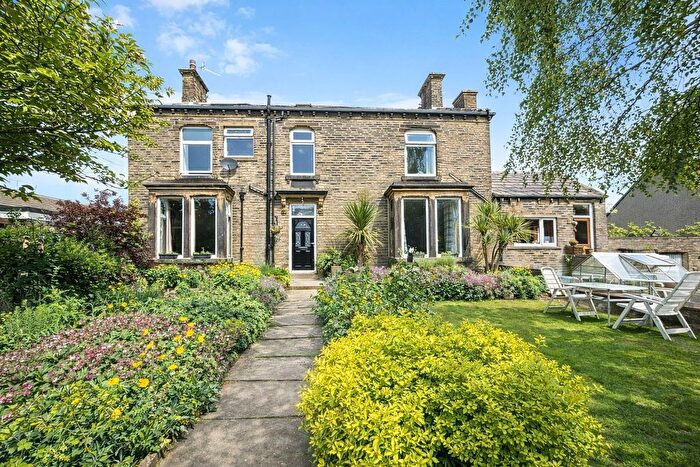 4 Bedroom Semi-Detached House For Sale In Broomfield Place, Clayton, Bradford, BD14