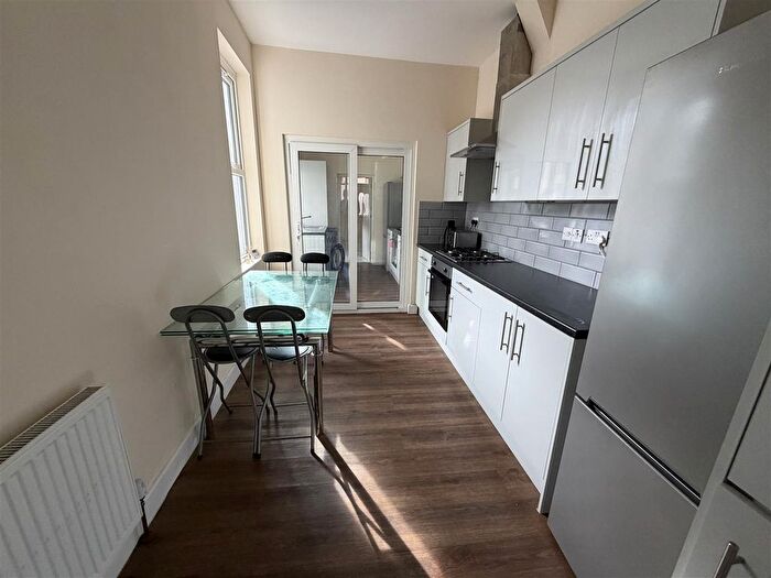 6 Bedroom Semi Detached House To Rent In Avonwick Road, Hounslow, TW3