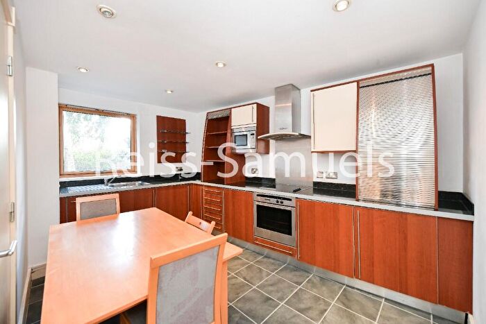 3 Bedroom Flat To Rent In Newton Place, London, E14
