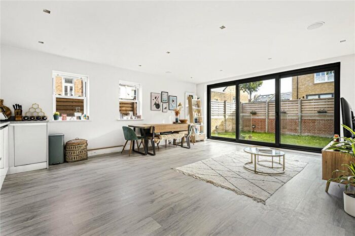 3 Bedroom Apartment To Rent In Lordship Lane, London, SE22