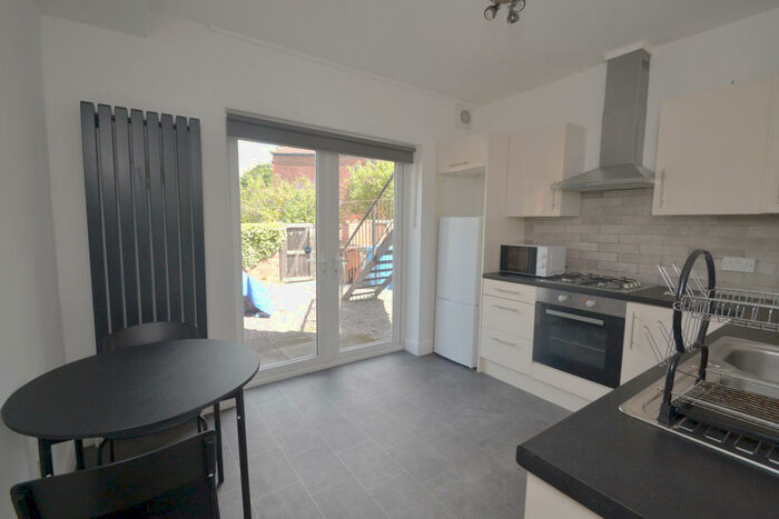 2 Bedroom Flat To Rent In Kingswood Road, Fallowfield, Manchester, M14