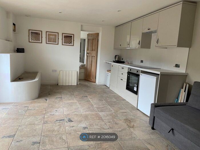 1 Bedroom Flat To Rent In Skerries Bank, Dartmouth, TQ6