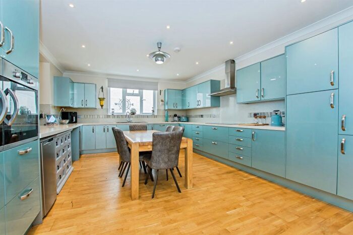 5 Bedroom Detached House For Sale In Lincoln Road, Peterborough, PE4