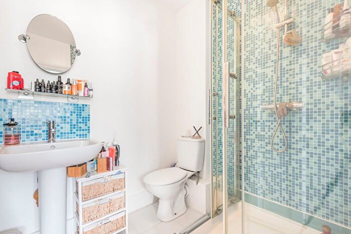 2 Bedroom Flat For Sale In Cobbold Road, Wendell Park, Shepherd's Bush, W12