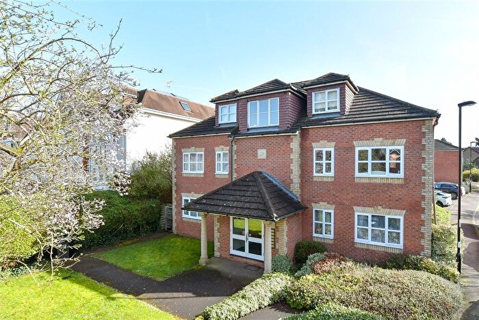 2 Bedroom Flat For Sale In Hollycroft Close, South Croydon, Surrey, CR2