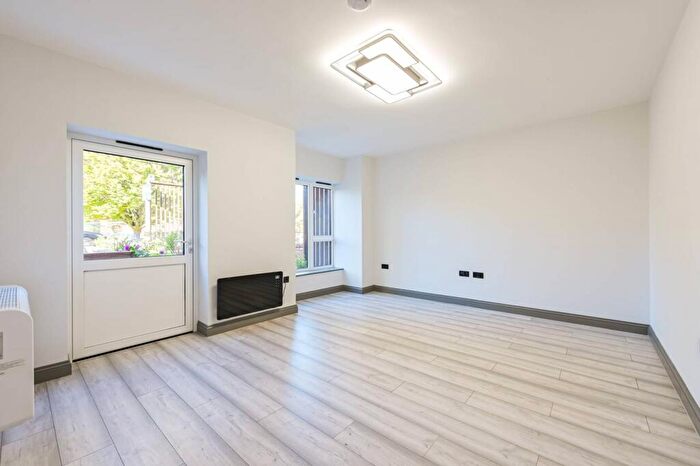 3 Bedroom Flat To Rent In Colney Hatch Lane, London, Colney Hatch, London, N10