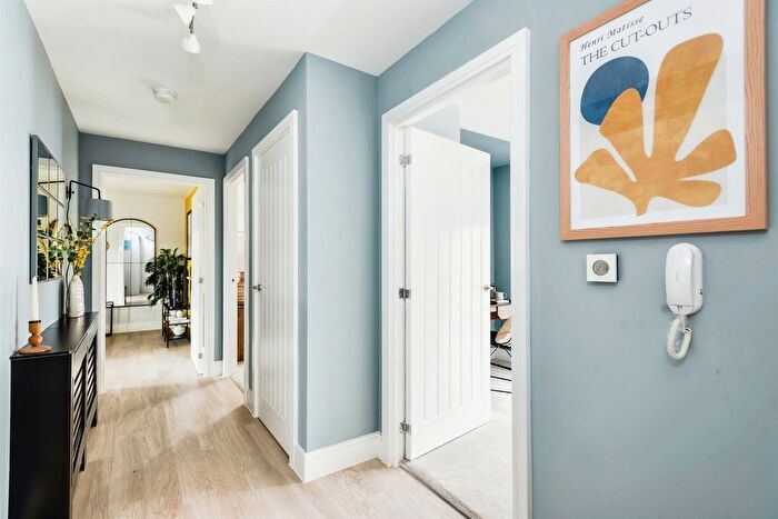 2 Bedroom Flat For Sale In Crabhill At Kingsgrove, Wantage, OX12