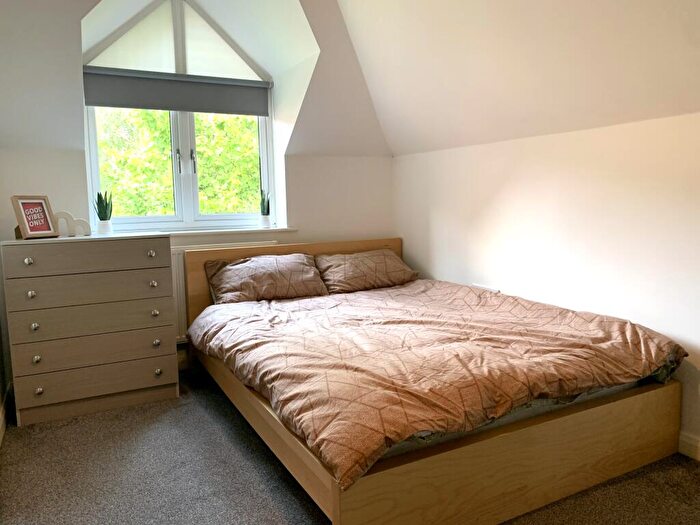 2 Bedroom Flat To Rent In Bed Student Flat // /, LN1