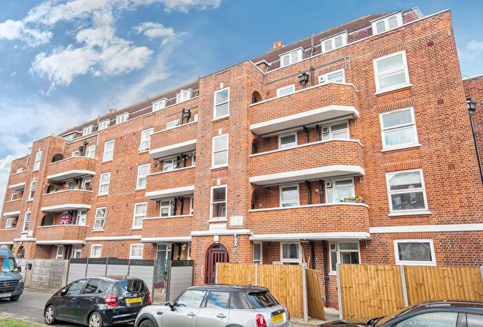 3 Bedroom Flat For Sale In Hatfeild Mead, Morden, SM4