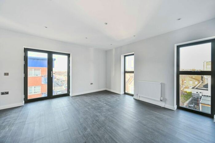 2 Bedroom Flat To Rent In Hassop Road, Cricklewood, London, NW2